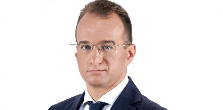 Партиен лидер с клетва за знамето. Голямо предупреждение